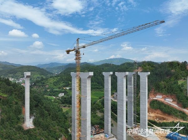 江西省重点建设工程遂（川）大（余）高速施工现场，工人正在进行系梁、墩柱及架梁施工3.jpg?v=1692075375
