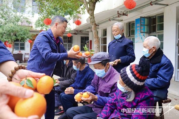 遂大高速A标路基二分部志愿者给老人送去水果.jpg?v=1692075375