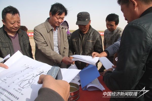 阿拉善盟深入开展“千名专家服务基层活动”,图为“阿拉善英才”刘宏义为农牧民宣传推广梭梭接种肉苁蓉技术,培养农牧区实用人才队伍发展,带动农牧民增收致富。.jpg?v=1703824690