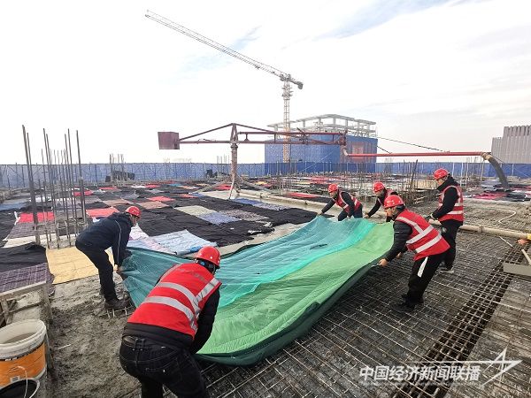 四川恒泰达盛建筑公司配合中铁十八局北京公司在汇程国际中心项目铺设阻燃性保温材料保障冬季施工安全质量（伍振 摄）.jpg?v=1706498308