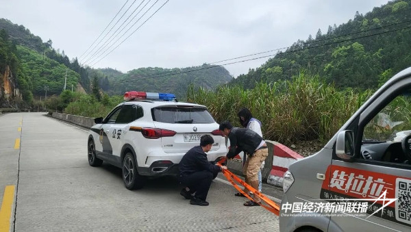 20240429  路下派出所：民警热心帮拖车.jpeg?x-oss-process=style/water