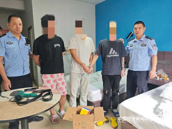 20240514  福安3男子拉车门盗香烟2.jpeg?x-oss-process=style/water