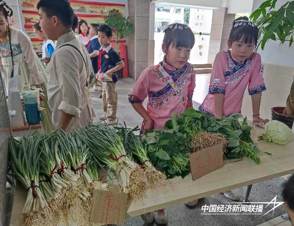 20240603  福州温泉小学庆“六一”义卖活动3.jpg?x-oss-process=style/water