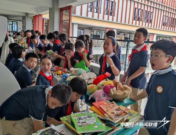 20240603  福州温泉小学庆“六一”义卖活动4.jpg?x-oss-process=style/water