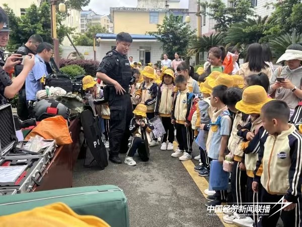 20240604  宁德巡特警反恐大队警营开放日 沉浸式体验“硬核守护”1.jpg?x-oss-process=style/water