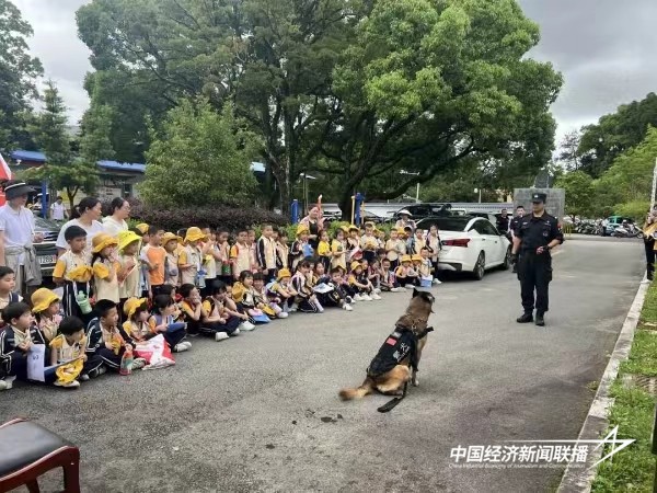 20240604  宁德巡特警反恐大队警营开放日 沉浸式体验“硬核守护”2.jpg?x-oss-process=style/water