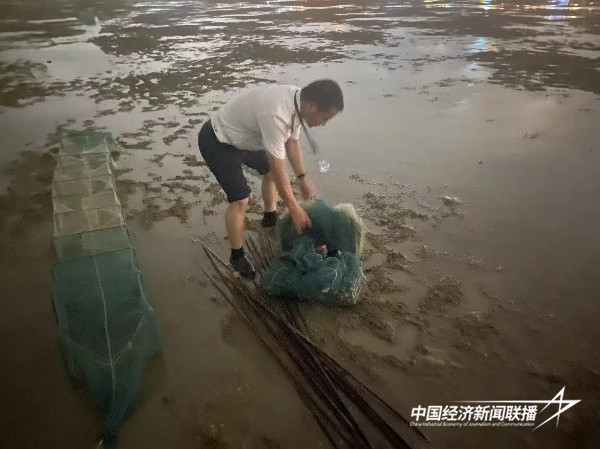 20240828  厦门市海洋与渔业综合执法支队文昌鱼保护1.jpg?x-oss-process=style/water