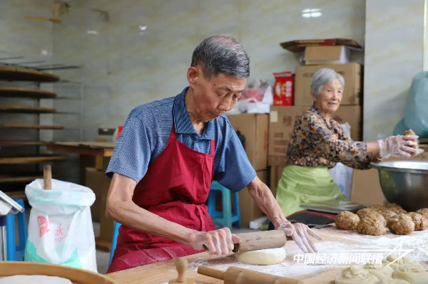 20240828  “饼”承心意 华安炭烤月饼百年飘香3.jpg?x-oss-process=style/water