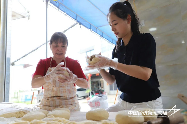 20240828  “饼”承心意 华安炭烤月饼百年飘香6.jpg?x-oss-process=style/water