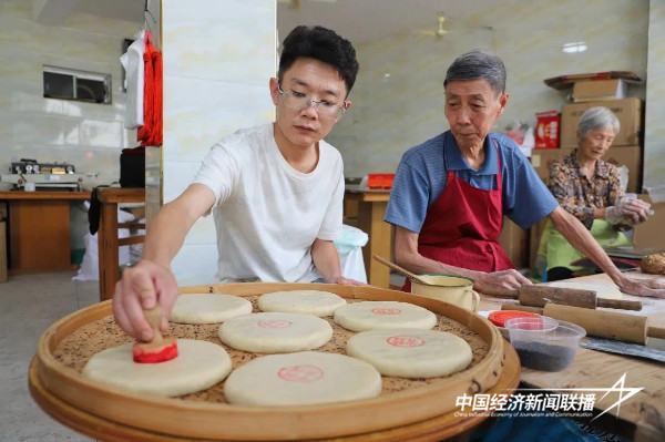 20240828  “饼”承心意 华安炭烤月饼百年飘香7.jpg?x-oss-process=style/water