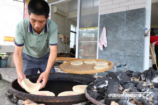 20240828  “饼”承心意 华安炭烤月饼百年飘香8.jpg?x-oss-process=style/water