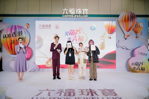 毕雯珺为粉丝送上六福珠宝Dear Q 18K金钻石项链及签名照.jpg