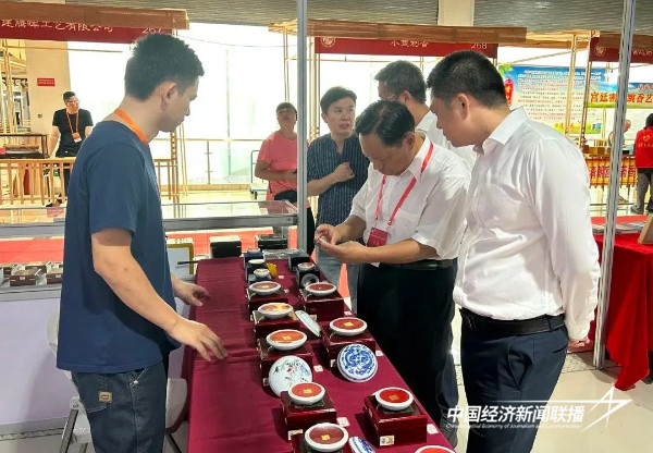 20240930 漳州工美珍品亮相2024海峡两岸(莆田)工艺品博览会4.jpg?x-oss-process=style/water