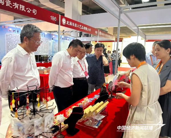 20240930 漳州工美珍品亮相2024海峡两岸(莆田)工艺品博览会5.jpg?x-oss-process=style/water