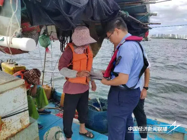20241008  厦门市海洋与渔业综合执法支队：开展错时执法显成效 一举查扣涉渔违法船舶1.jpg?x-oss-process=style/water