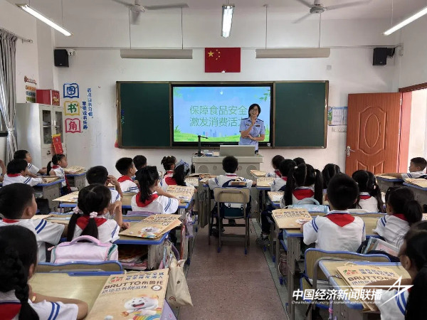 20241015 龙海区市监局和教育局:“食安小课堂”开课啦1.jpg?x-oss-process=style/water