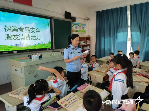 20241015 龙海区市监局和教育局:“食安小课堂”开课啦2.jpg?x-oss-process=style/water