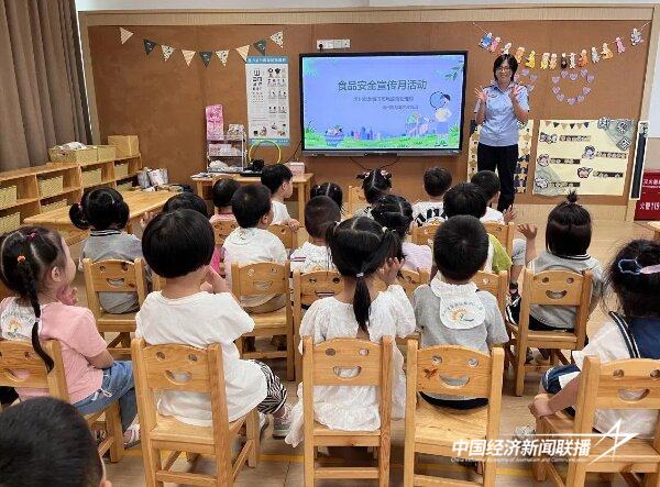 20241016 龙海区市监局和教育局:走进幼儿园,共赴“萌趣”陪餐之旅1.jpg?x-oss-process=style/water