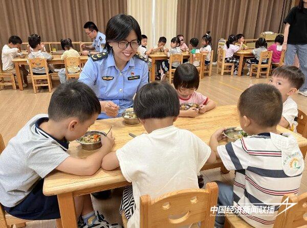 20241016 龙海区市监局和教育局:走进幼儿园,共赴“萌趣”陪餐之旅3.jpg?x-oss-process=style/water