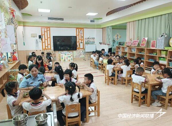 20241016 龙海区市监局和教育局:走进幼儿园,共赴“萌趣”陪餐之旅4.jpg?x-oss-process=style/water
