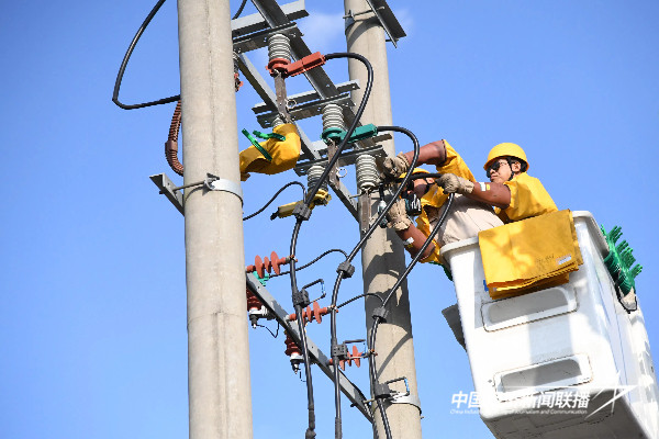 20241017  云霄供电：带电消除设备缺陷保供电1.jpg?x-oss-process=style/water