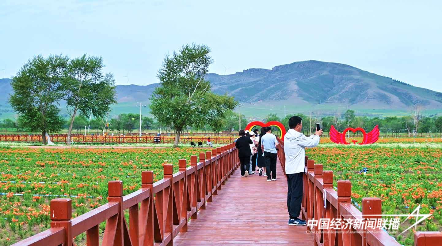 忙着打卡拍照的游人 陈玉新 摄.jpg?x-oss-process=style/water 忙着打卡拍照的游人 陈玉新 摄.jpg?x-oss-process=style/water