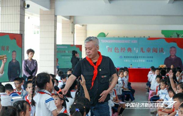 20241105  龙海区石码中心小学：对话儿童作家 共“阅”红色经典2.jpg?x-oss-process=style/water