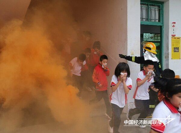 20241111  福建上杭：消防宣传进校园  齐“学”共“练”提技能6.jpg?x-oss-process=style/water