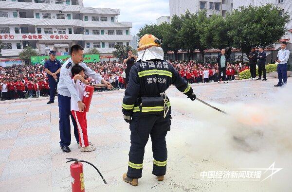 20241111  福建上杭：消防宣传进校园  齐“学”共“练”提技能7.jpg?x-oss-process=style/water